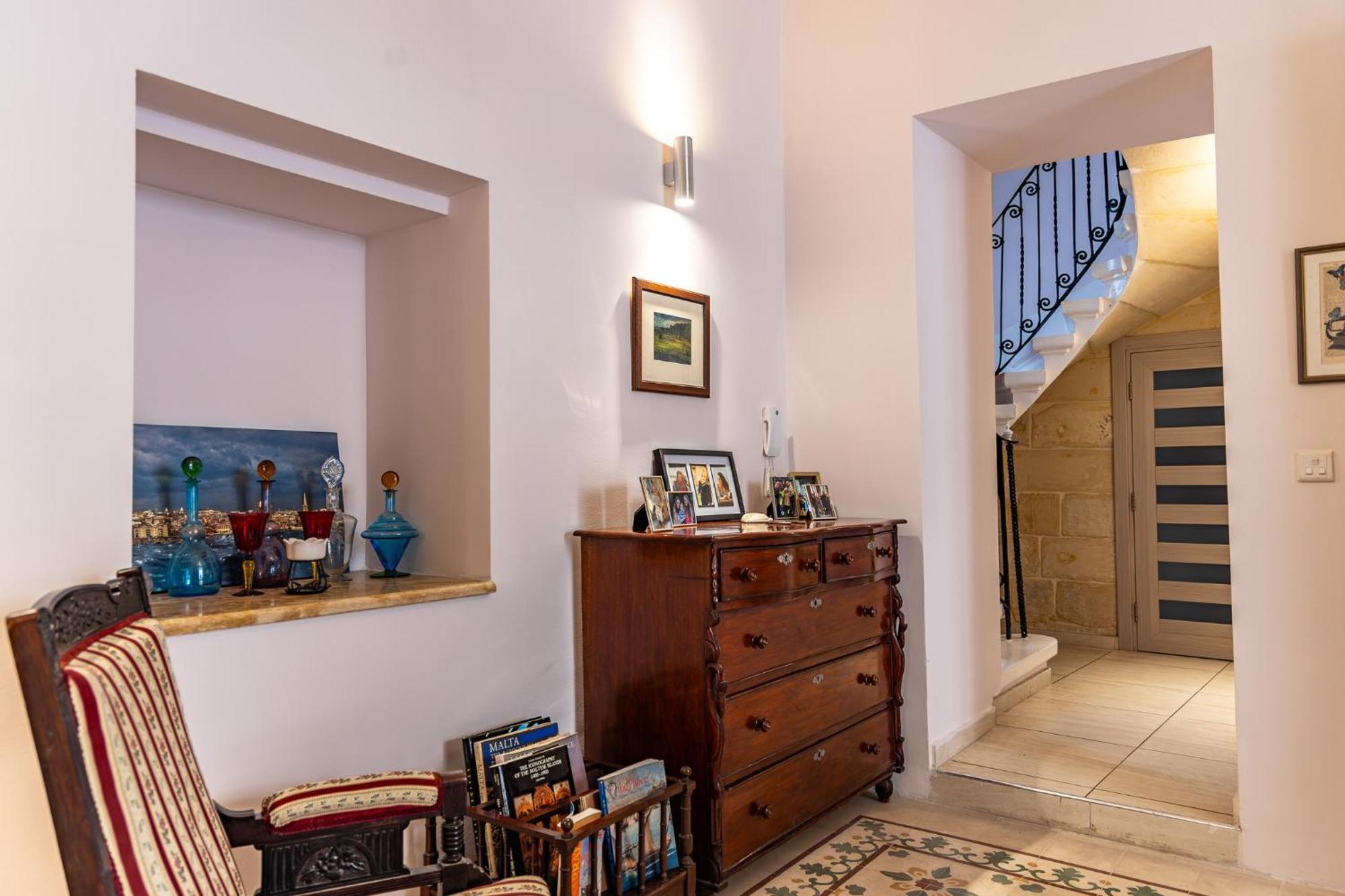 Traditional Maltese Styled 2Br Apartment With Large Maltese Balcony & Internal Yard - Located In The Heart Of Valletta - Maltese Capital City Bagian luar foto