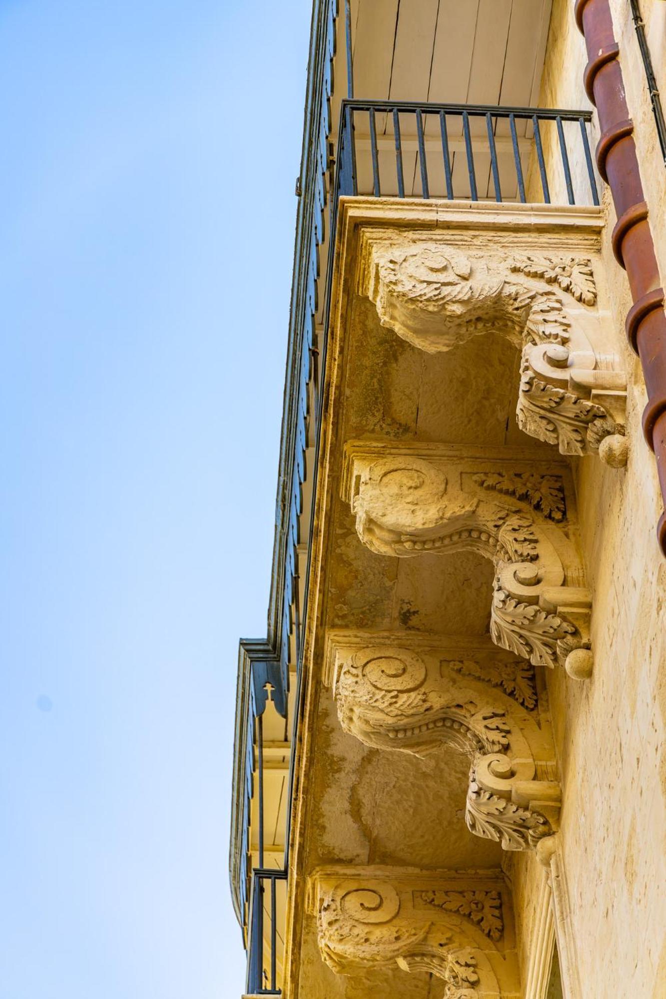 Traditional Maltese Styled 2Br Apartment With Large Maltese Balcony & Internal Yard - Located In The Heart Of Valletta - Maltese Capital City Bagian luar foto