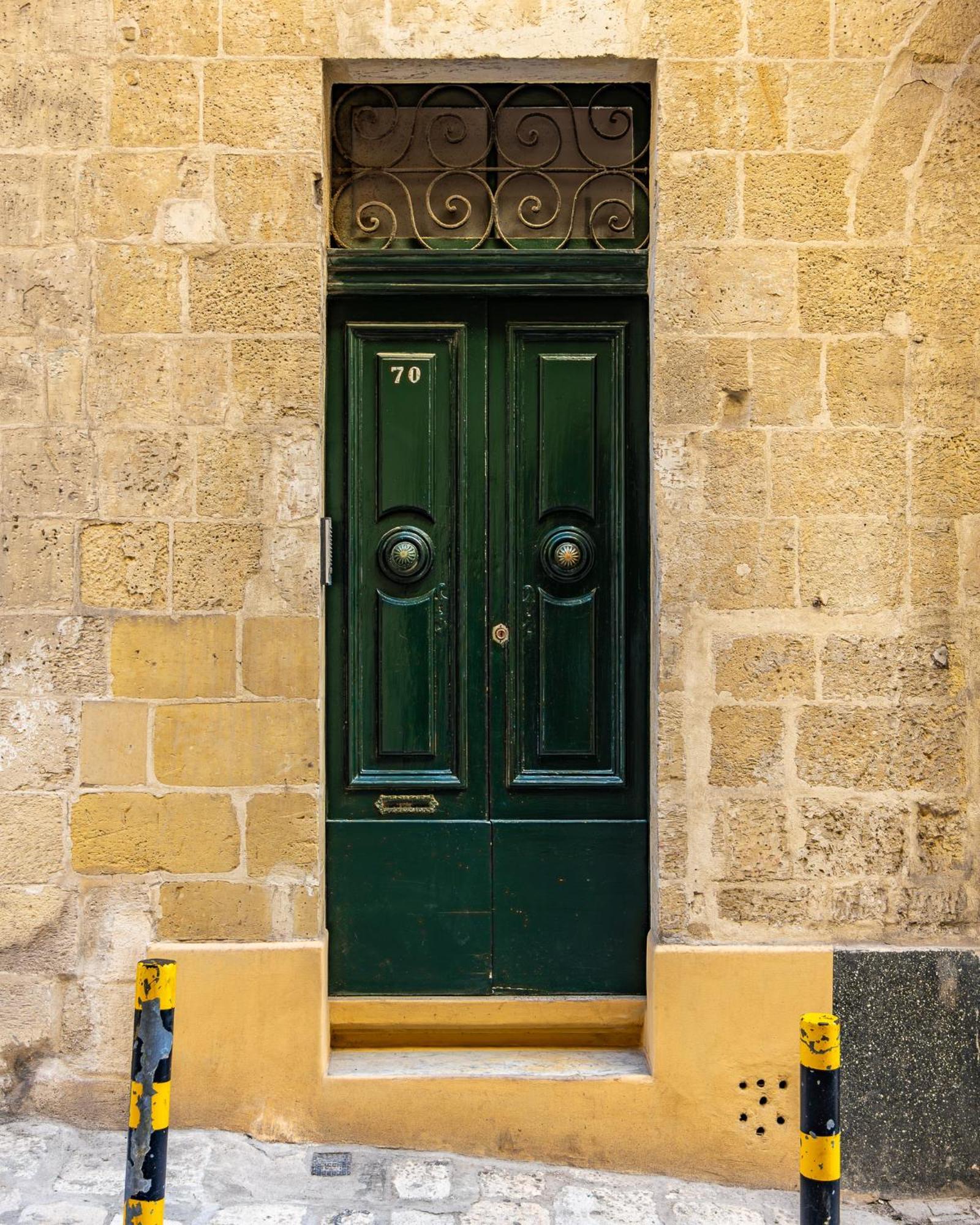 Traditional Maltese Styled 2Br Apartment With Large Maltese Balcony & Internal Yard - Located In The Heart Of Valletta - Maltese Capital City Bagian luar foto