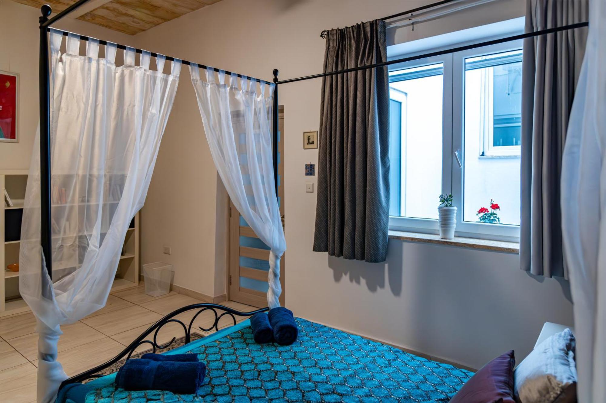 Traditional Maltese Styled 2Br Apartment With Large Maltese Balcony & Internal Yard - Located In The Heart Of Valletta - Maltese Capital City Bagian luar foto