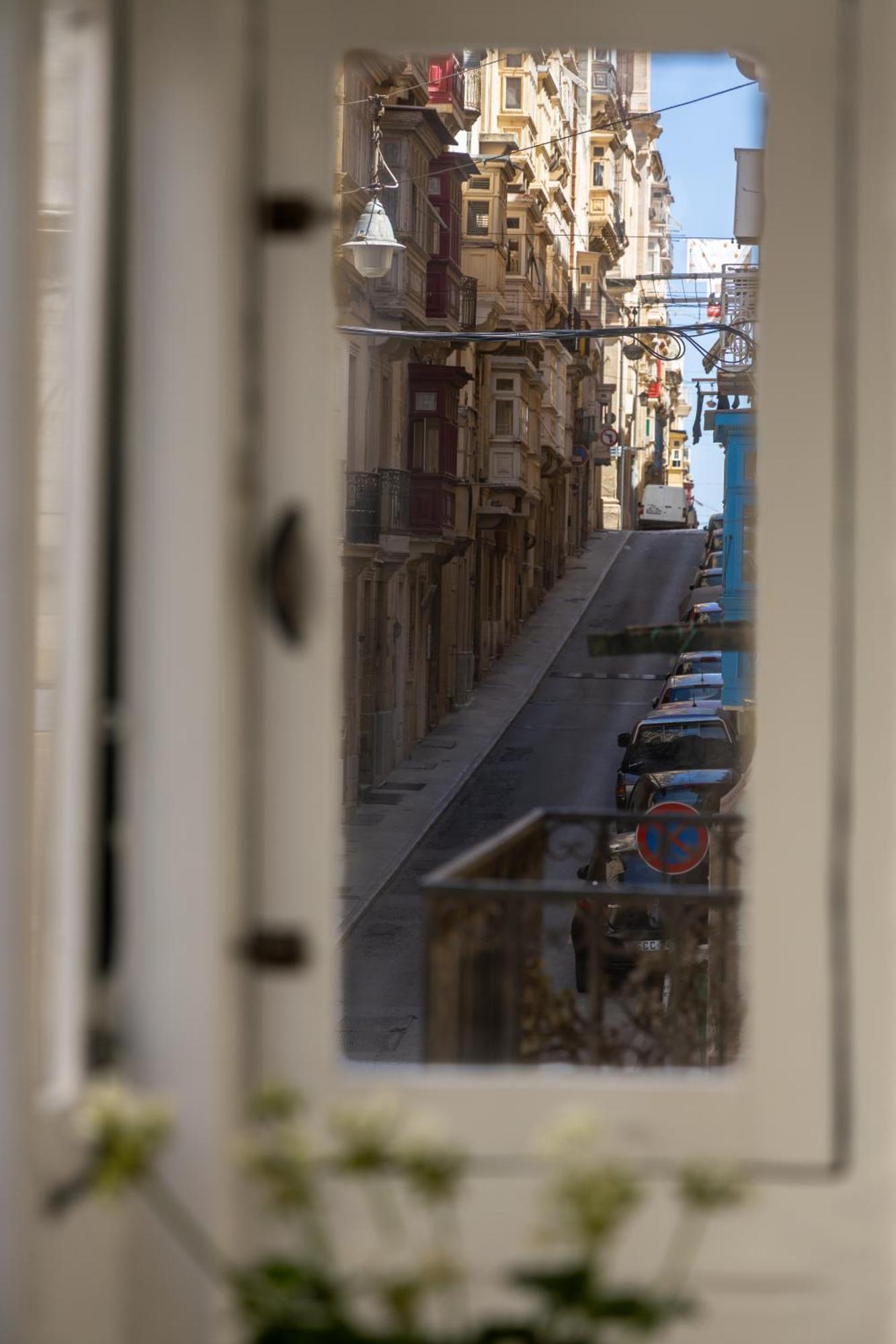 Traditional Maltese Styled 2Br Apartment With Large Maltese Balcony & Internal Yard - Located In The Heart Of Valletta - Maltese Capital City Bagian luar foto
