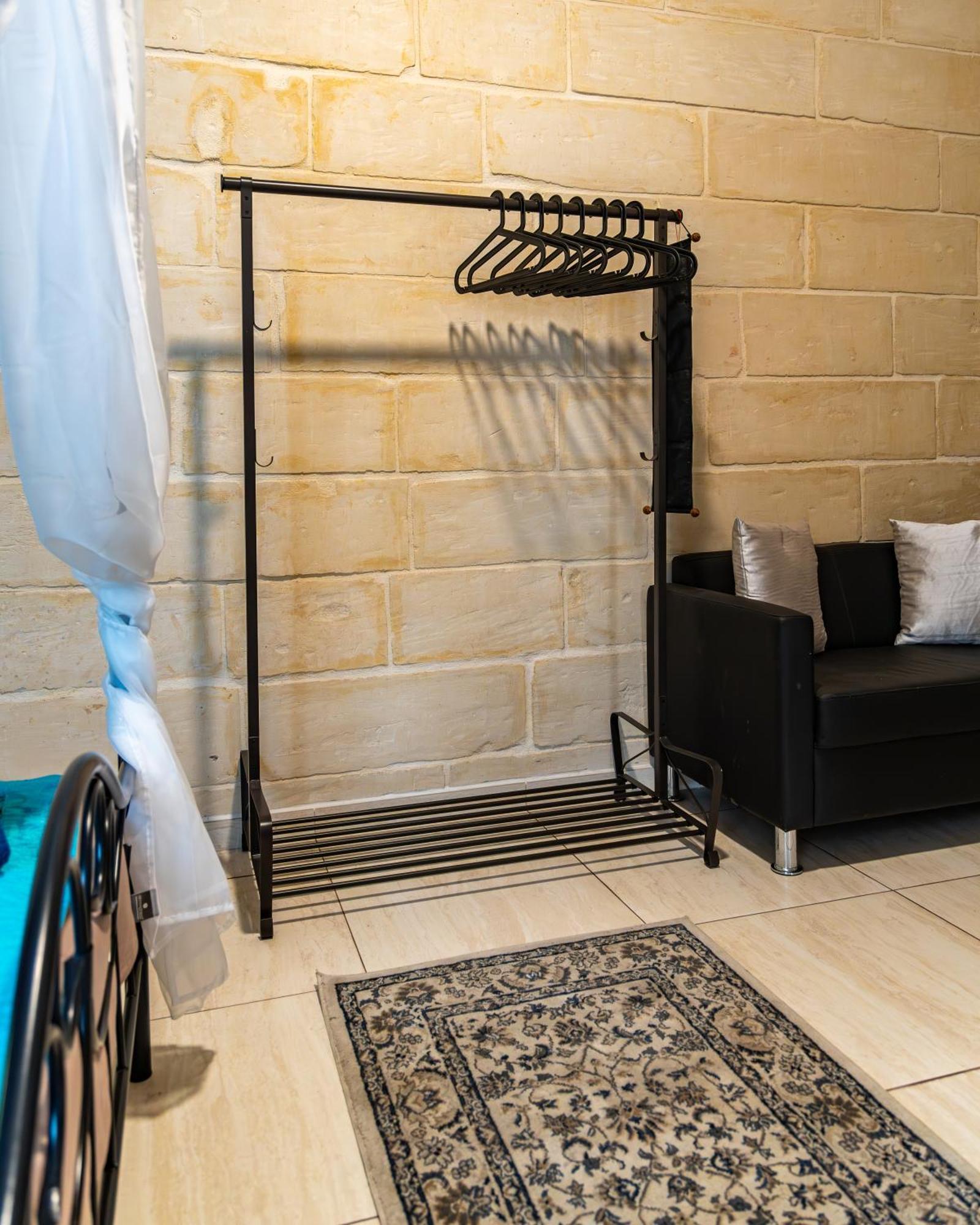 Traditional Maltese Styled 2Br Apartment With Large Maltese Balcony & Internal Yard - Located In The Heart Of Valletta - Maltese Capital City Bagian luar foto