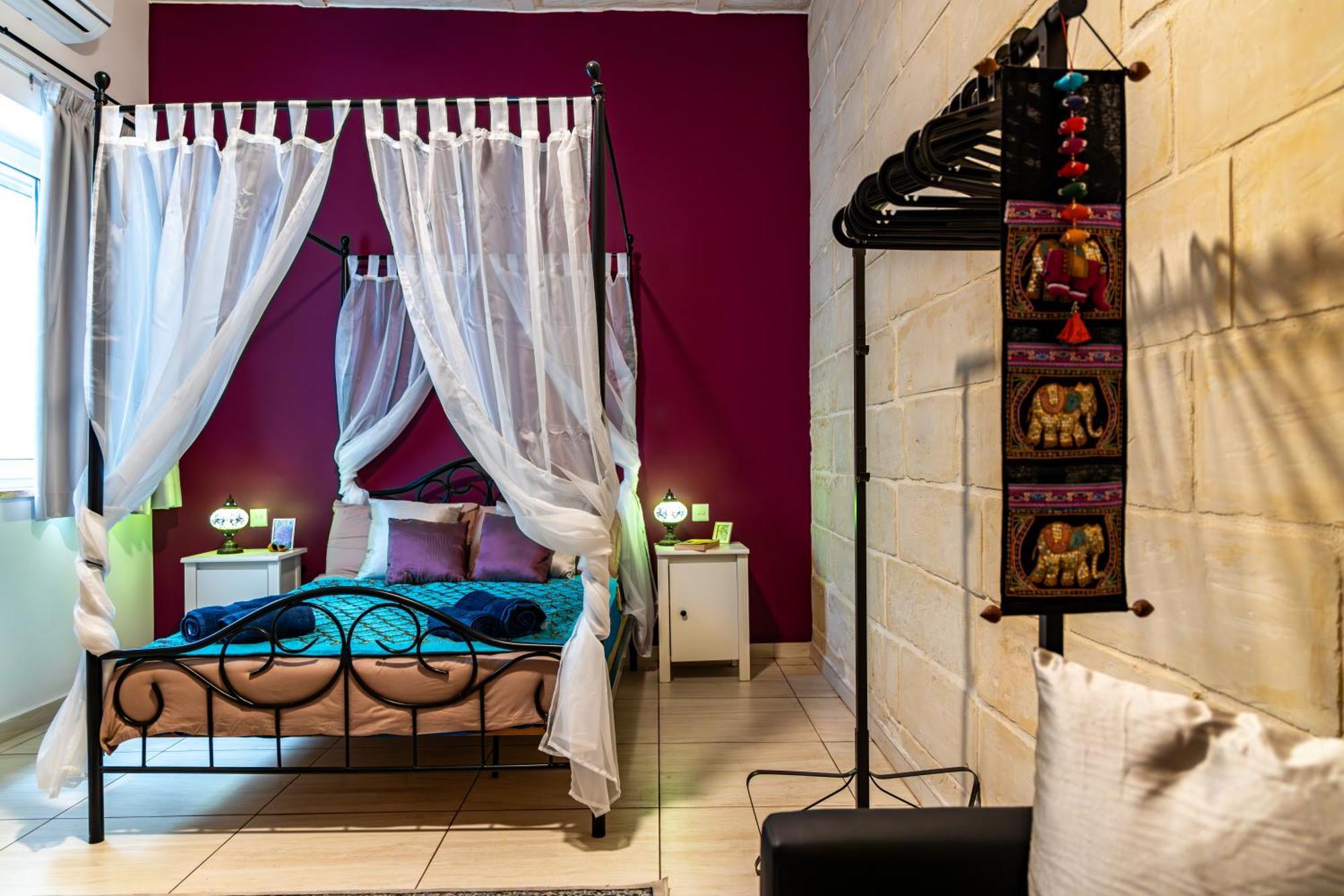 Traditional Maltese Styled 2Br Apartment With Large Maltese Balcony & Internal Yard - Located In The Heart Of Valletta - Maltese Capital City Bagian luar foto
