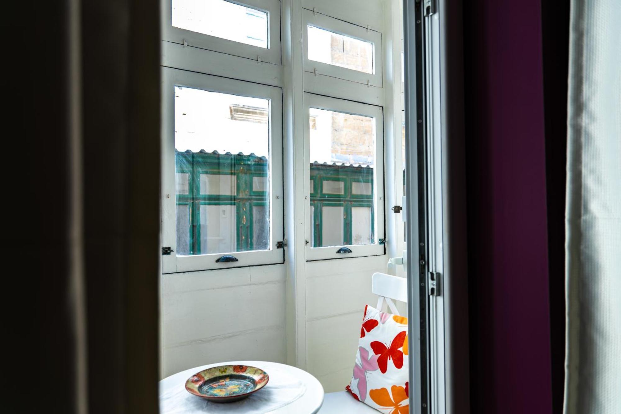 Traditional Maltese Styled 2Br Apartment With Large Maltese Balcony & Internal Yard - Located In The Heart Of Valletta - Maltese Capital City Bagian luar foto